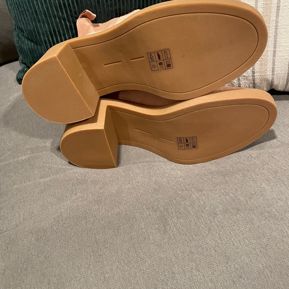 Brand new never worn Chelsea boots - Picture 3 of 3